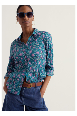 Seasalt Larissa kreukblouse van biologisch katoen in petrol met paarse proteabloemenprint bij Ditha Bonita Conceptstore