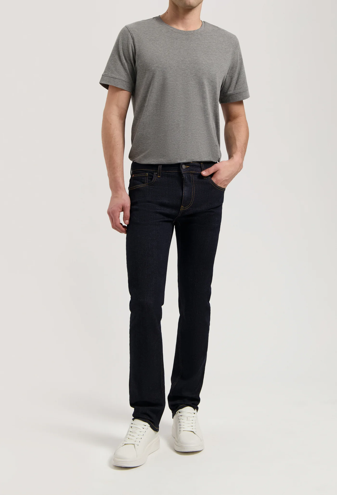 MUD-Jeans-herenjeans-Bryce-Mid-Straight-Strong-Blue-men-sustainable-jeans
