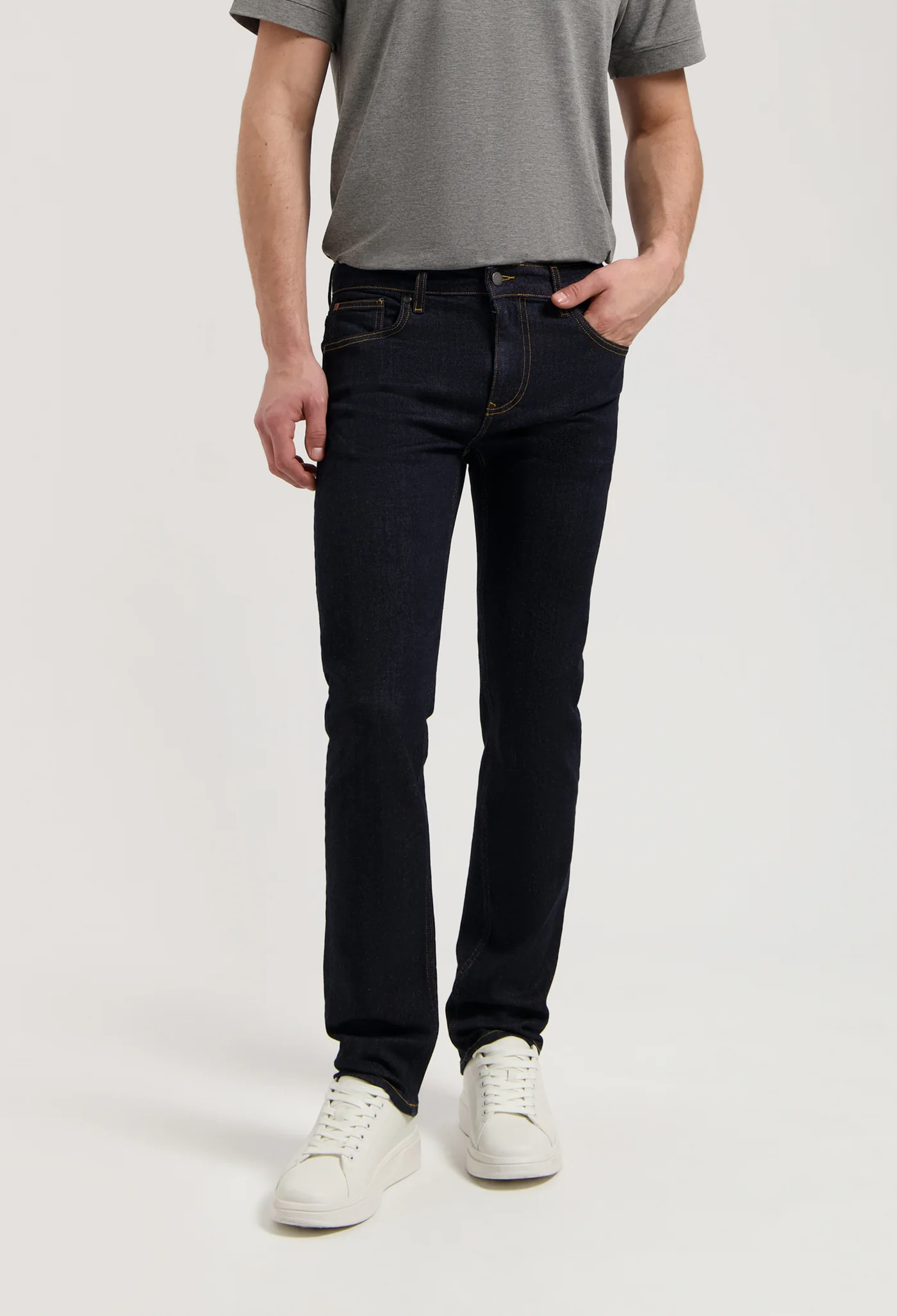 MUD-Jeans-herenjeans-Bryce-Mid-Straight-Strong-Blue-men-sustainable-jeans