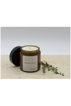 Duurzame geurkaars Oriental Mood van Cozy by B, gemaakt van natuurlijke was met geuren zoals lavendel, vanille en patchouli. Perfect voor een ontspannen en eco-vriendelijke sfeer.