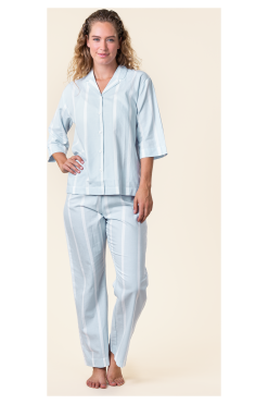 TRACEE – de pyjama die je niet alleen in bed wilt dragen Slaap je duurzaam? Met pyjama-set TRACEE wél. Deze stijlvolle slaapheld is gemaakt van 100% GOTS-gecertificeerde biologische katoen en bewijst dat comfort en klasse prima samengaan. De garn-geverfde strepen geven ‘m een tijdloze look, terwijl de klassieke reverskraag zorgt voor een vleugje vintage chic. En dan die wijde pijpen... Alsof je benen op vakantie zijn. Of je nu onder de dekens kruipt, een lazy Sunday viert of de kat eten geeft in stijl – TRACEE laat je stralen, zelfs met slaperige ogen. Geen kriebel, geen synthetische toestanden. Gewoon ademend, zacht en eerlijk geproduceerd – voor jou én de planeet. 💤 Zacht genoeg om in weg te dromen. ✨ Mooi genoeg om in wakker gezien te worden. 🌿 Vegan en GOTS-gecertificeerd, dus écht goed bezig. TRACEE is jouw ticket naar een duurzame beauty sleep. Bestel ‘m vandaag nog en slaap met een gerust hart én een goed gevoel.