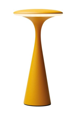 Chic.mic USB tafellamp in honinggele kleur op een houten bijzettafel, strak design, dimbaar en oplaadbaar via USB – ideaal als sfeervolle en draadloze verlichting in huis.