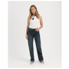 Een vintage vibe met een moderne twist De Izabella Loose Straight van Kuyichi is gemaakt voor wie houdt van denim dat meer vertelt dan alleen het hier en nu. De greencast wassing met vervaagde finish geeft deze jeans een uitgesproken vintage karakter, alsof ze al een leven vol verhalen achter de rug heeft. Toch is ze gloednieuw – klaar om jouw dagelijkse avonturen stijlvol te vergezellen. Relaxed én flatterend De Izabella combineert een hoge taille met een aangesloten tailleband, waardoor je silhouet mooi uitkomt. Tegelijkertijd biedt de loose-straight fit genoeg ruimte bij de dijen en vallen de pijpen recht van knie tot enkel. Dat maakt deze jeans relaxed, zonder haar elegante lijn te verliezen. Of je nu een dag op kantoor doorbrengt of de stad in gaat: de Izabella voelt comfortabel en ziet er altijd goed uit. Duurzaam en authentiek Met 100% biologisch katoen kies je voor denim dat stevig, ademend en verantwoord geproduceerd is. Biologisch katoen verbruikt minder water, bevat geen schadelijke chemicaliën en is beter voor zowel de natuur als de mensen die het verbouwen. Dit maakt de Izabella niet alleen een stijlvolle, maar ook een bewuste keuze. Styling zonder grenzen Rechte pijpen zijn de ultieme allrounders. Combineer de Izabella met sneakers en een T-shirt voor een casual look, of draag haar met hakken en een blouse voor een meer verfijnde stijl. Hou je van een stoere twist? Voeg een leren riem en enkellaarsjes toe en rol de pijpen nonchalant op. Het coole greencast-effect zorgt hoe dan ook voor die subtiele wow-factor. Over Kuyichi Kuyichi werd in 2001 opgericht als pionier in duurzame denim. Met aandacht voor mens en planeet maken ze jeans die niet alleen lang meegaan, maar ook een verhaal vertellen. De Izabella Loose Straight is daar een prachtig voorbeeld van: tijdloos, stijlvol en eerlijk. Kenmerken Materiaal: 100% biologisch katoen Pasvorm: loose-straight fit met hoge taille Taille: aangesloten tailleband Dijbenen: ruimvallend Pijpen: recht van knie tot enkel Sluiting: ritssluiting Wassing: vintage jade, greencast met vervaagde finish Productie: vegan en fair geproduceerd Wasadvies: binnenstebuiten wassen op 30°C