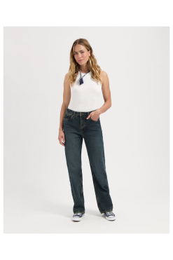 Een vintage vibe met een moderne twist De Izabella Loose Straight van Kuyichi is gemaakt voor wie houdt van denim dat meer vertelt dan alleen het hier en nu. De greencast wassing met vervaagde finish geeft deze jeans een uitgesproken vintage karakter, alsof ze al een leven vol verhalen achter de rug heeft. Toch is ze gloednieuw – klaar om jouw dagelijkse avonturen stijlvol te vergezellen. Relaxed én flatterend De Izabella combineert een hoge taille met een aangesloten tailleband, waardoor je silhouet mooi uitkomt. Tegelijkertijd biedt de loose-straight fit genoeg ruimte bij de dijen en vallen de pijpen recht van knie tot enkel. Dat maakt deze jeans relaxed, zonder haar elegante lijn te verliezen. Of je nu een dag op kantoor doorbrengt of de stad in gaat: de Izabella voelt comfortabel en ziet er altijd goed uit. Duurzaam en authentiek Met 100% biologisch katoen kies je voor denim dat stevig, ademend en verantwoord geproduceerd is. Biologisch katoen verbruikt minder water, bevat geen schadelijke chemicaliën en is beter voor zowel de natuur als de mensen die het verbouwen. Dit maakt de Izabella niet alleen een stijlvolle, maar ook een bewuste keuze. Styling zonder grenzen Rechte pijpen zijn de ultieme allrounders. Combineer de Izabella met sneakers en een T-shirt voor een casual look, of draag haar met hakken en een blouse voor een meer verfijnde stijl. Hou je van een stoere twist? Voeg een leren riem en enkellaarsjes toe en rol de pijpen nonchalant op. Het coole greencast-effect zorgt hoe dan ook voor die subtiele wow-factor. Over Kuyichi Kuyichi werd in 2001 opgericht als pionier in duurzame denim. Met aandacht voor mens en planeet maken ze jeans die niet alleen lang meegaan, maar ook een verhaal vertellen. De Izabella Loose Straight is daar een prachtig voorbeeld van: tijdloos, stijlvol en eerlijk. Kenmerken Materiaal: 100% biologisch katoen Pasvorm: loose-straight fit met hoge taille Taille: aangesloten tailleband Dijbenen: ruimvallend Pijpen: recht van knie tot enkel Sluiting: ritssluiting Wassing: vintage jade, greencast met vervaagde finish Productie: vegan en fair geproduceerd Wasadvies: binnenstebuiten wassen op 30°C