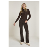 Model draagt Para Mi flared velvet broek Jade in donkerbruin – high waist, ribstof met stretch, vegan & eerlijk geproduceerd.