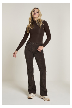 Model draagt Para Mi flared velvet broek Jade in donkerbruin – high waist, ribstof met stretch, vegan & eerlijk geproduceerd.