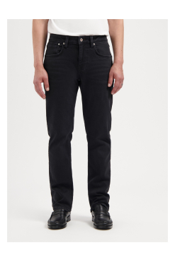 Kuyichi Nick Straight herenjeans in subtiel verweerd zwart denim, straight fit met middelhoge taille. Duurzaam gemaakt van biologisch katoen met een vleugje stretch.