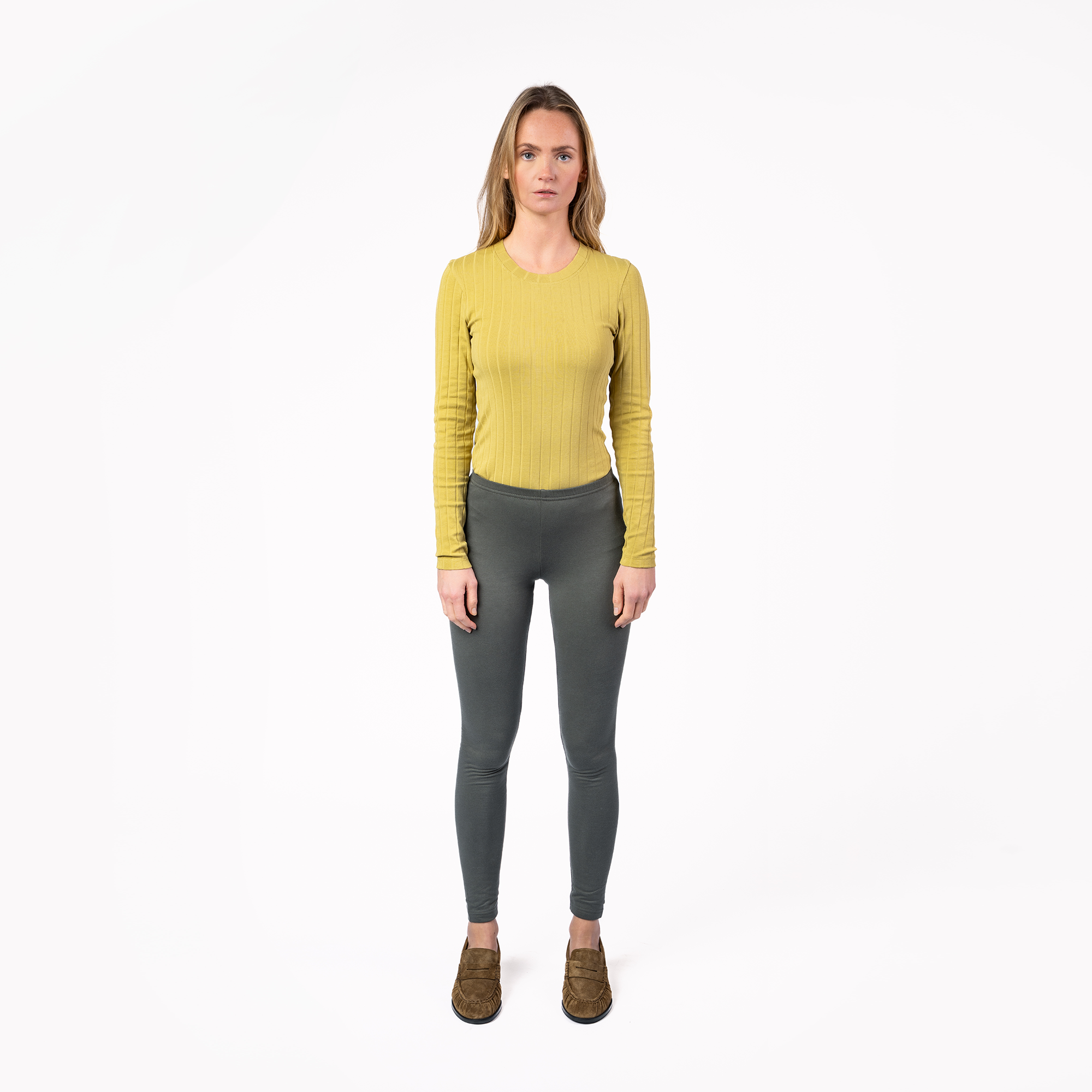 Khaki dameslegging van biologisch katoen met geborstelde binnenkant, slim fit pasvorm, elastische tailleband en dubbelgestikte zoom – vegan en GOTS-gecertificeerd