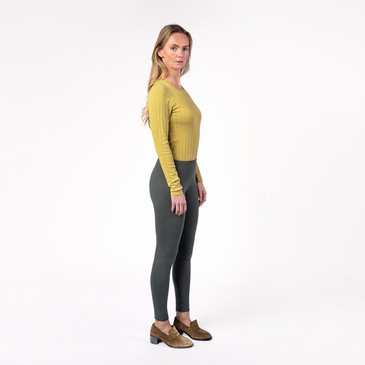 Khaki dameslegging van biologisch katoen met geborstelde binnenkant, slim fit pasvorm, elastische tailleband en dubbelgestikte zoom – vegan en GOTS-gecertificeerd