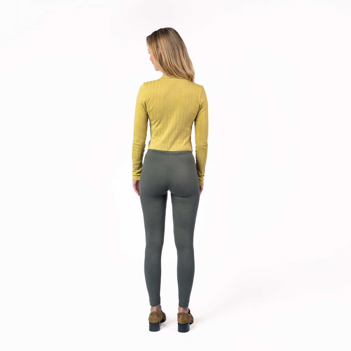 Khaki dameslegging van biologisch katoen met geborstelde binnenkant, slim fit pasvorm, elastische tailleband en dubbelgestikte zoom – vegan en GOTS-gecertificeerd