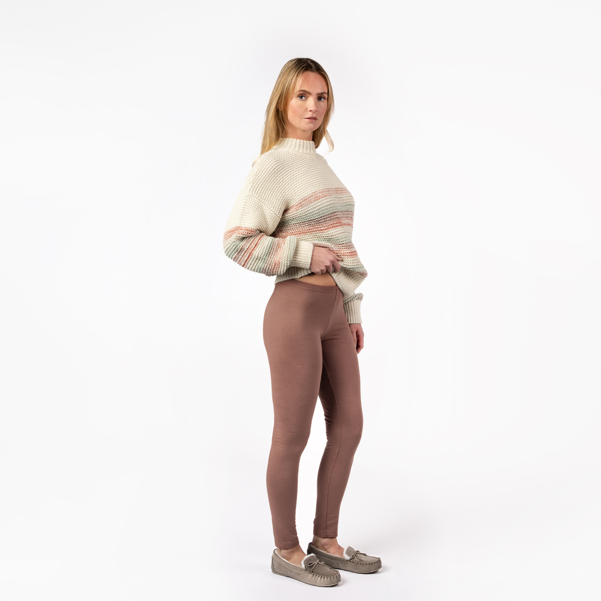 Dameslegging van biologisch katoen in warme goudbruine tint Raw Sienna, met geborstelde binnenkant, elastische tailleband en slim fit pasvorm – duurzaam, vegan en GOTS-gecertificeerd