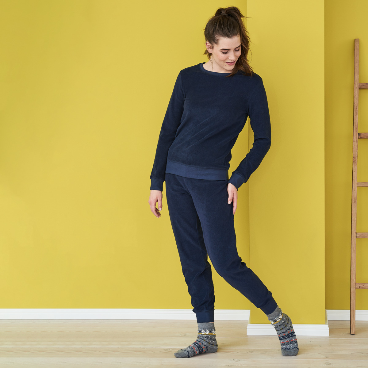 Diep navyblauwe damespyjama met lange mouwen en broek van biologisch katoen, zachte fleecekwaliteit met brede ribboorden – vegan, GOTS-gecertificeerd en fair geproduceerd