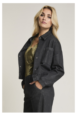 Close-up Para Mi Lynn Jacket Deep Black met drukknoopsluiting, overhemdkraag, opgestikte borstzak en elastische zoom.