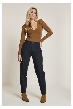 Model draagt Para Mi Carice Carrot Daily Denims Deep Indigo – carrot fit jeans met hoge taille, gecombineerd met een cognackleurige top en laarzen.