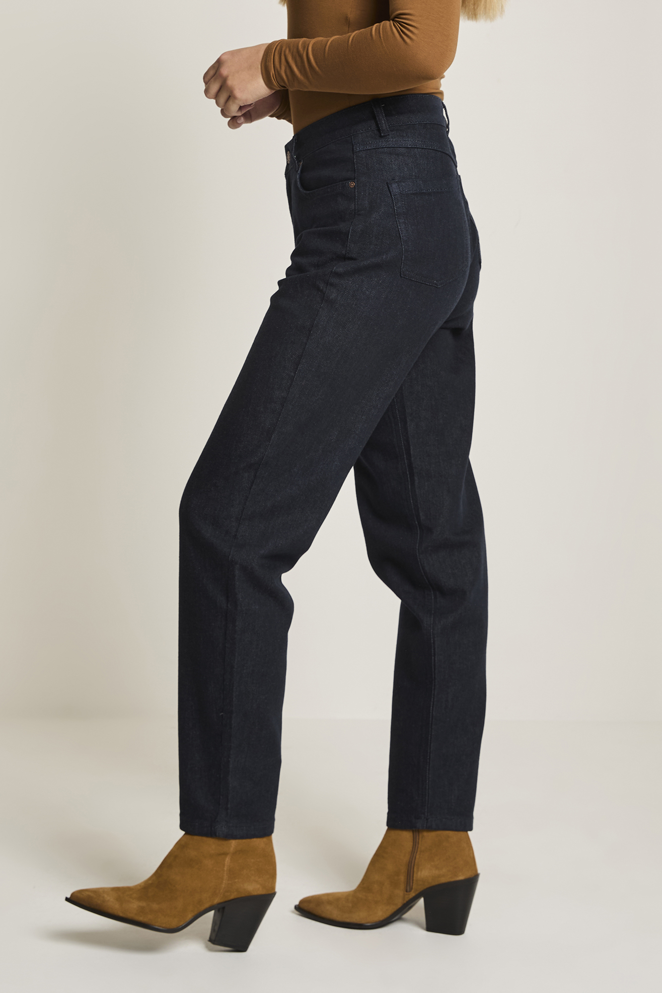 Zijaanzicht van Para Mi Carice Carrot Daily Denims Deep Indigo – hoge taille carrot fit jeans, taps toelopend bij de enkels.