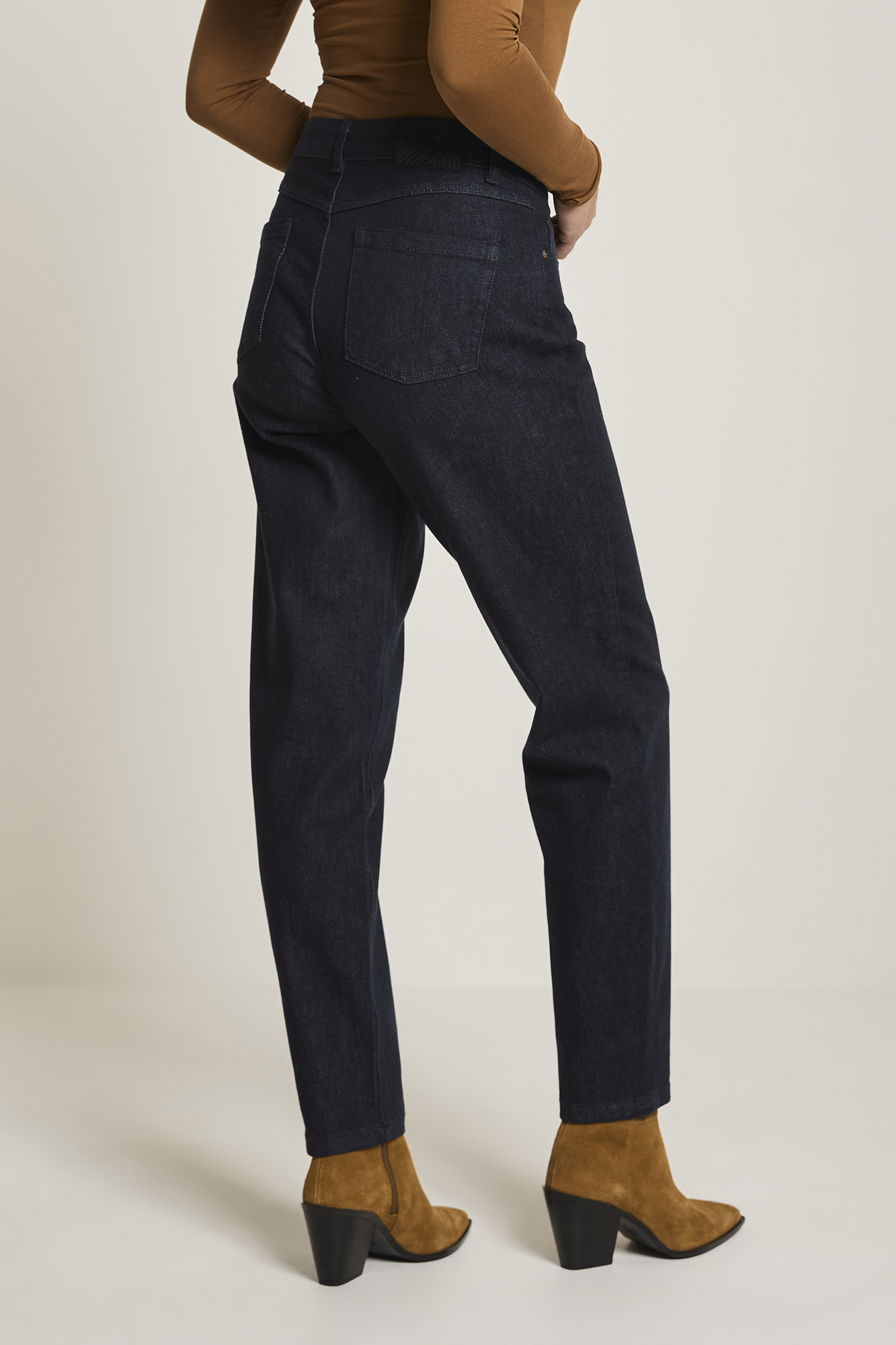 Achteraanzicht van Para Mi Carice Carrot Daily Denims Deep Indigo – carrot fit jeans van katoen met gerecycled katoen en stretch.