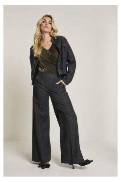 Model draagt Para Mi Lizzy Daily Denims Deep Black, wide leg jeans met hoge taille, gecombineerd met een goudkleurige top en zwarte denim jacket