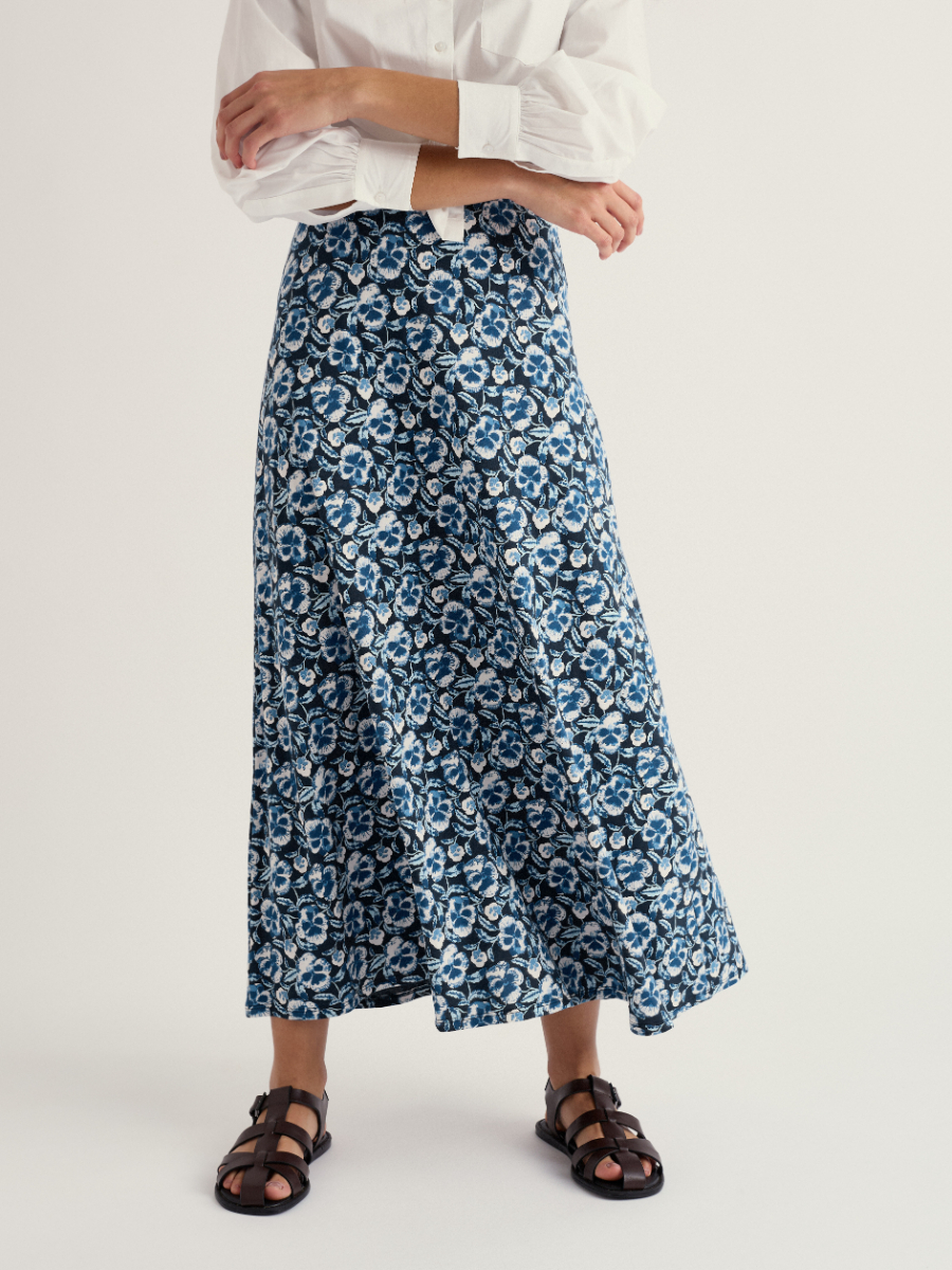 Seasalt Rose maxi rok Spring Pansy Maritime van biologisch katoen met blauwe bloemenprint en elastische tailleband