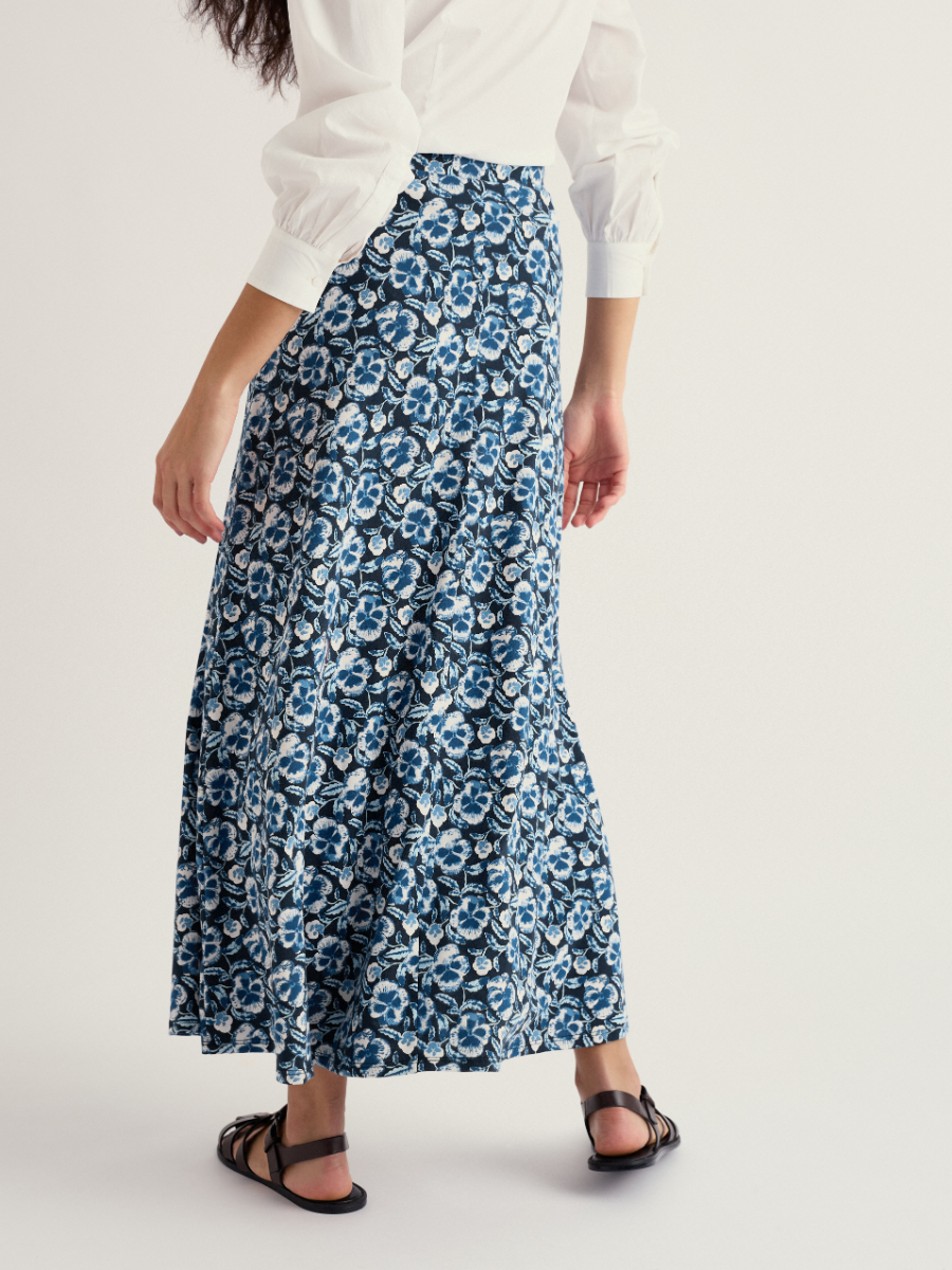 Seasalt Rose maxi rok Spring Pansy Maritime van biologisch katoen met blauwe bloemenprint en elastische tailleband