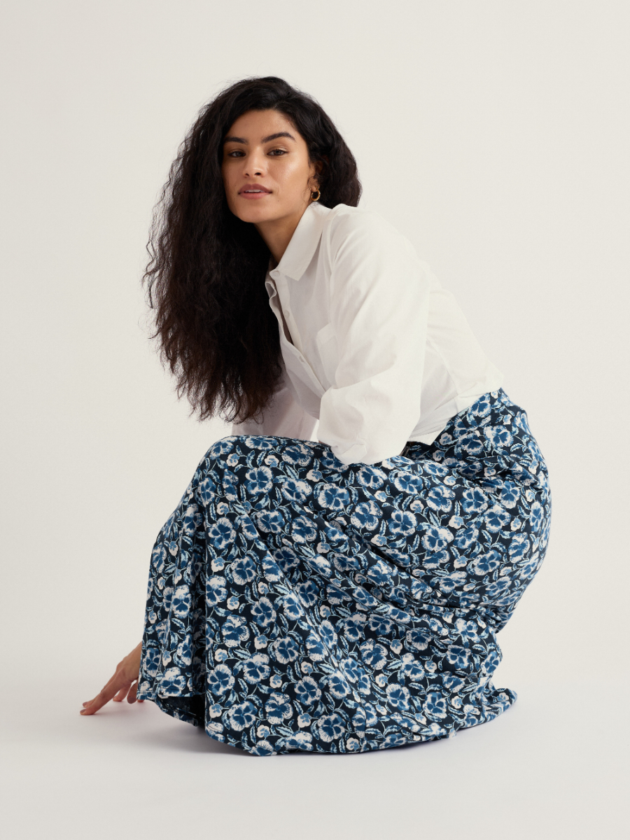 Seasalt Rose maxi rok Spring Pansy Maritime van biologisch katoen met blauwe bloemenprint en elastische tailleband