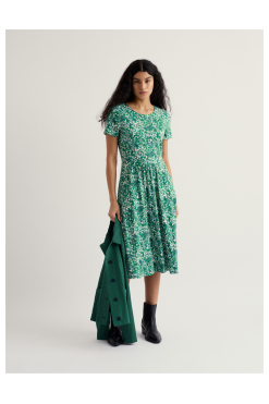 Seasalt April jurkje Woodland Floral Dark Stem van biologisch katoen met donkere basis en bloemenprint, korte mouw en fit-and-flare pasvorm.