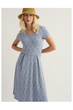 Seasalt Pier View jurk Bunched Cornflowers Dark Voyage van biologisch katoen met donkerblauwe basis en fijne bloemenprint in wit, fit-and-flare model met V-hals.