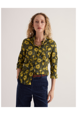 Seasalt Larissa blouse Dried Proteas Nori van biologisch katoen met olijfgroene basis, okergele bloemen en kleine blauwe accenten.