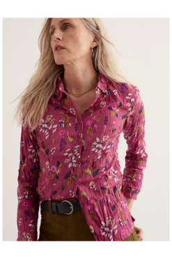 Seasalt Larissa blouse Flora Study Rosa van biologisch katoen met kleurrijke botanische bloemenprint op rozerode ondergrond