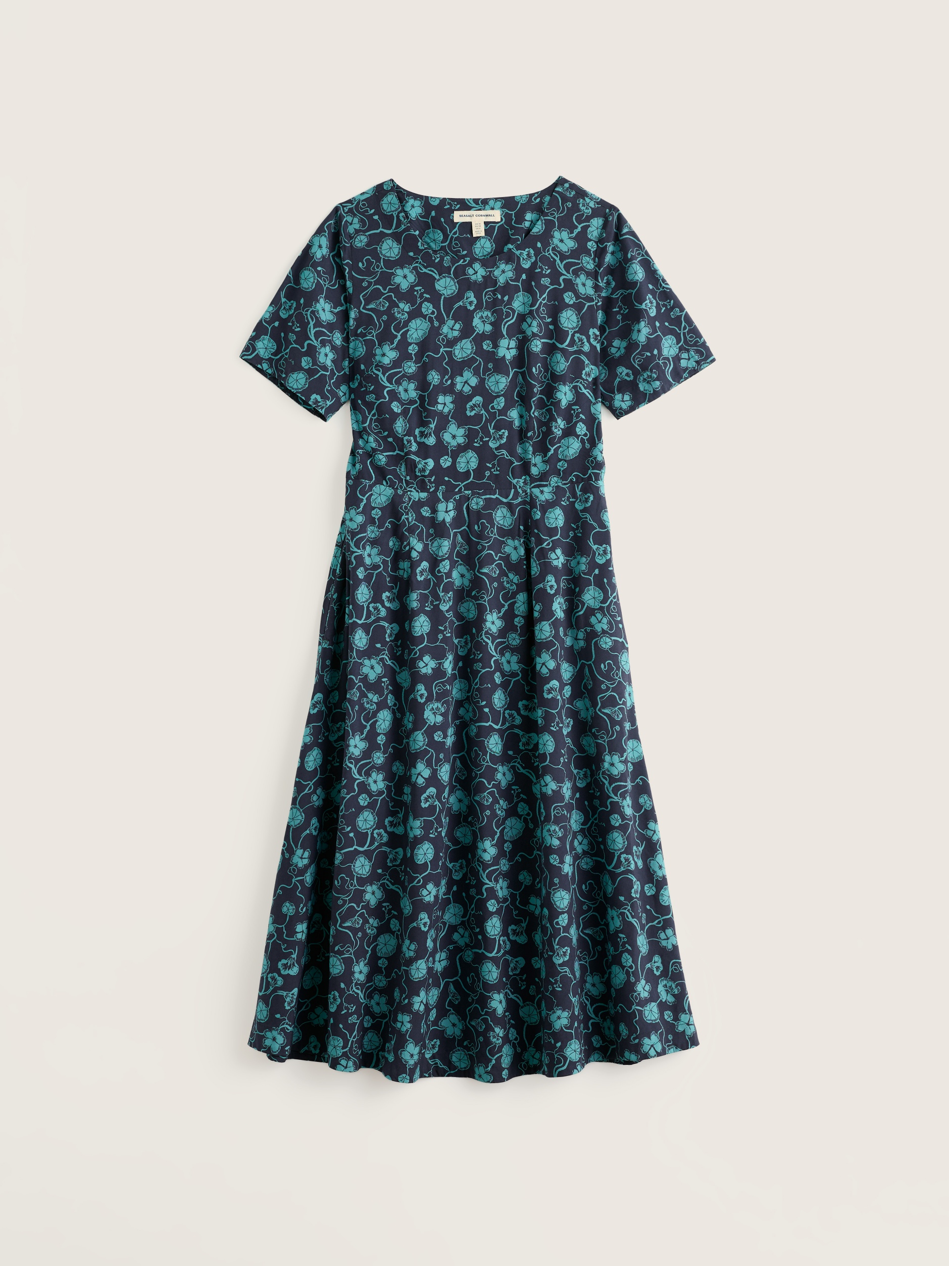 Seasalt Tilly jurk Nasturtium Press Eucalyptus in donkerblauw met eucalyptusgroene botanische print, korte mouwen en zwierige midirok.