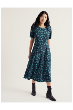 Seasalt Tilly jurk Nasturtium Press Eucalyptus in donkerblauw met eucalyptusgroene botanische print, korte mouwen en zwierige midirok.