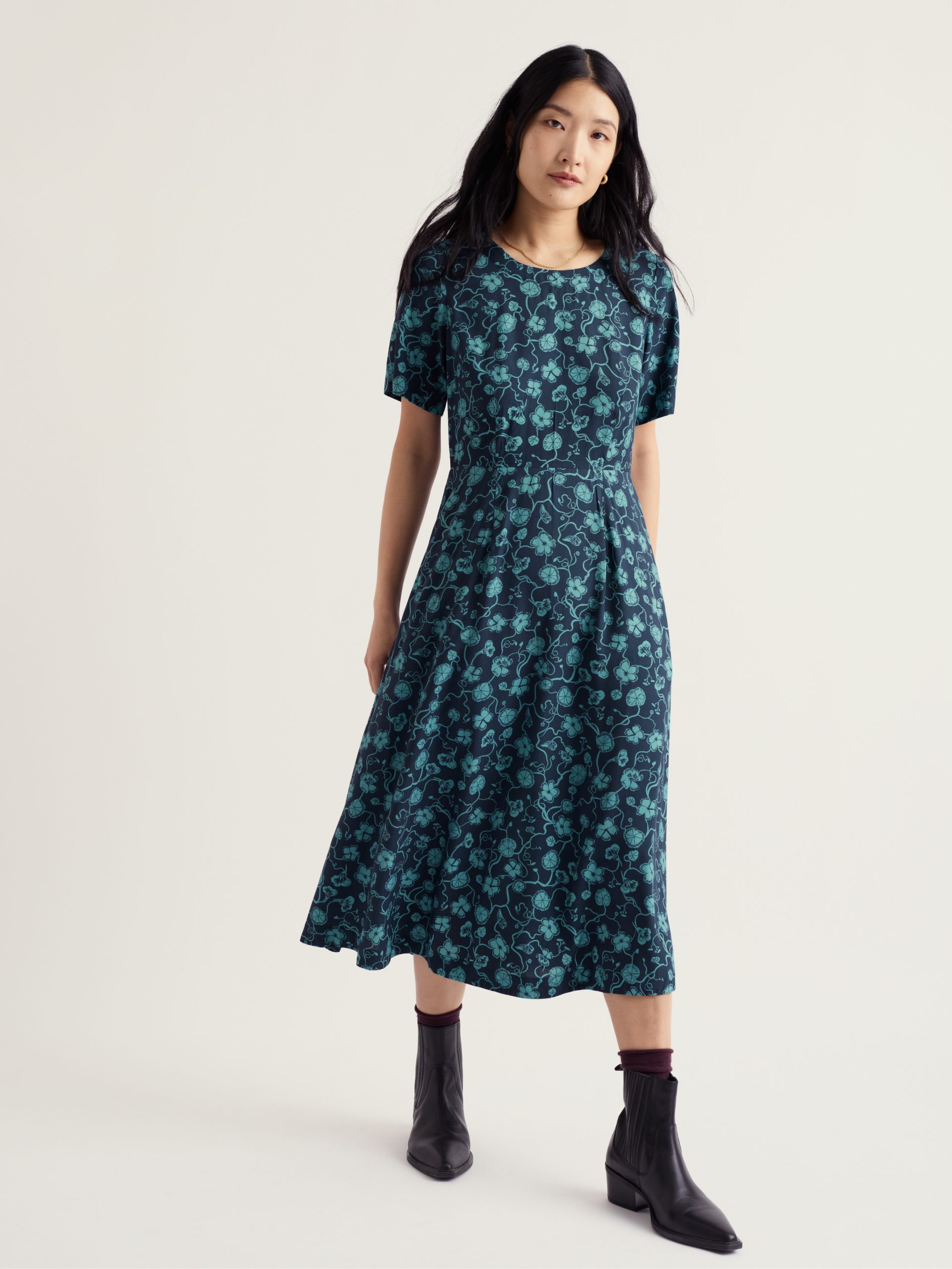 Seasalt Tilly jurk Nasturtium Press Eucalyptus in donkerblauw met eucalyptusgroene botanische print, korte mouwen en zwierige midirok.