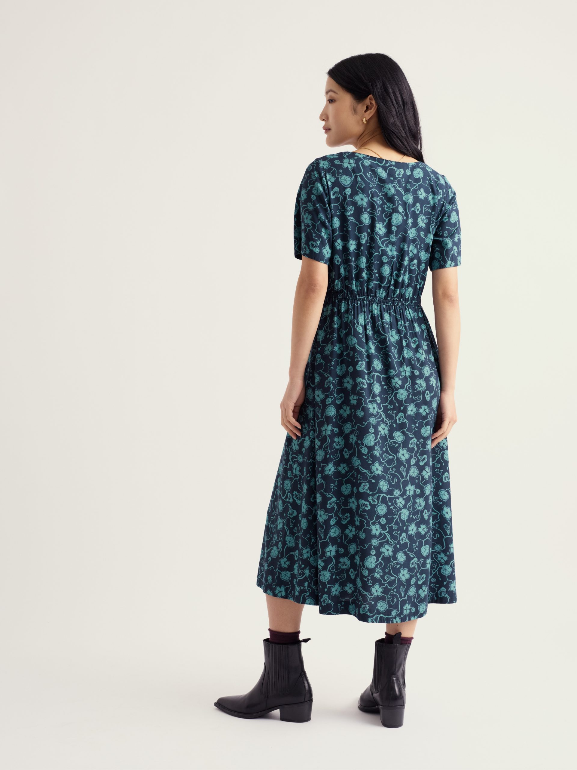 Seasalt Tilly jurk Nasturtium Press Eucalyptus in donkerblauw met eucalyptusgroene botanische print, korte mouwen en zwierige midirok.