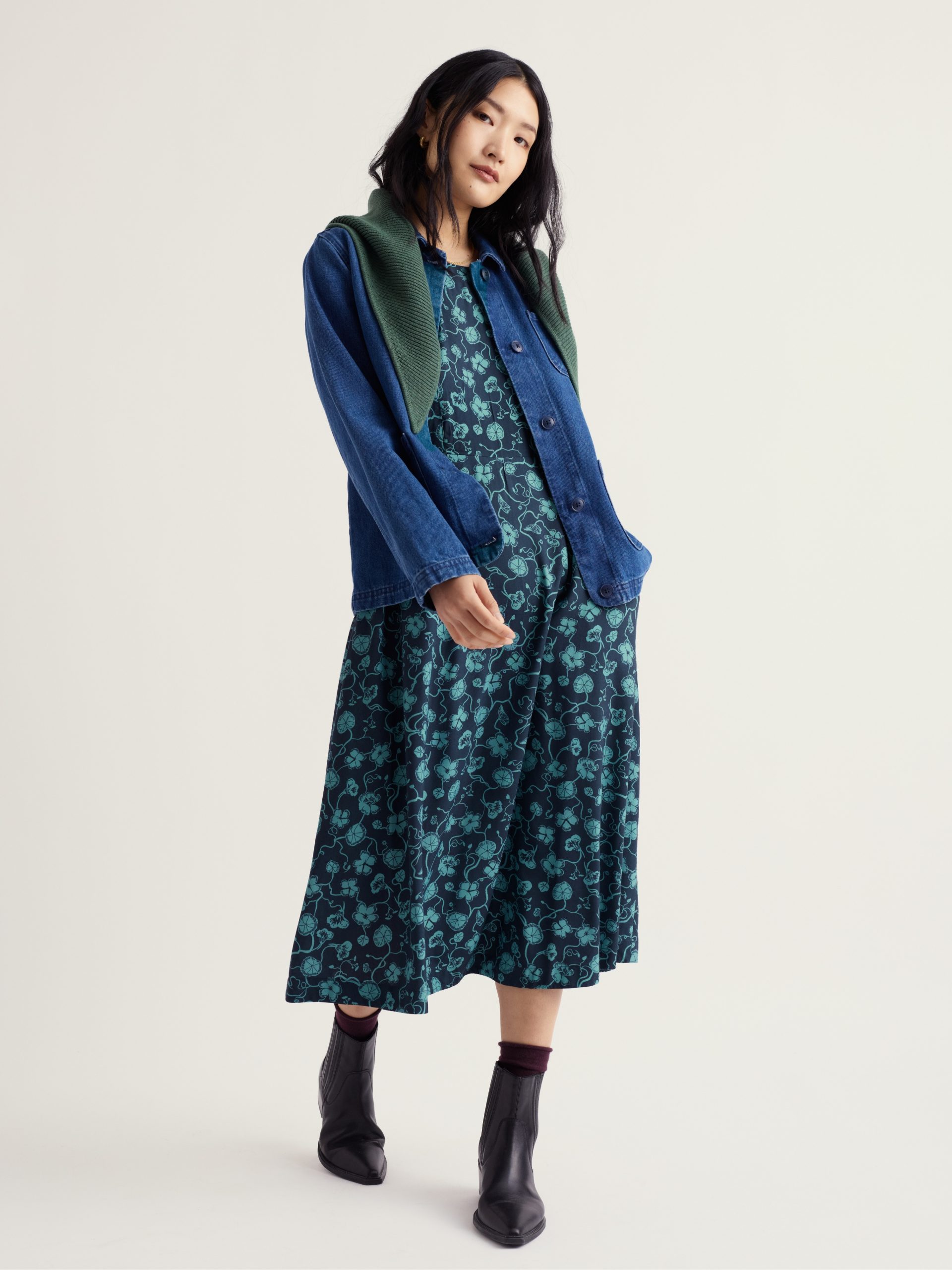 Seasalt Tilly jurk Nasturtium Press Eucalyptus in donkerblauw met eucalyptusgroene botanische print, korte mouwen en zwierige midirok.