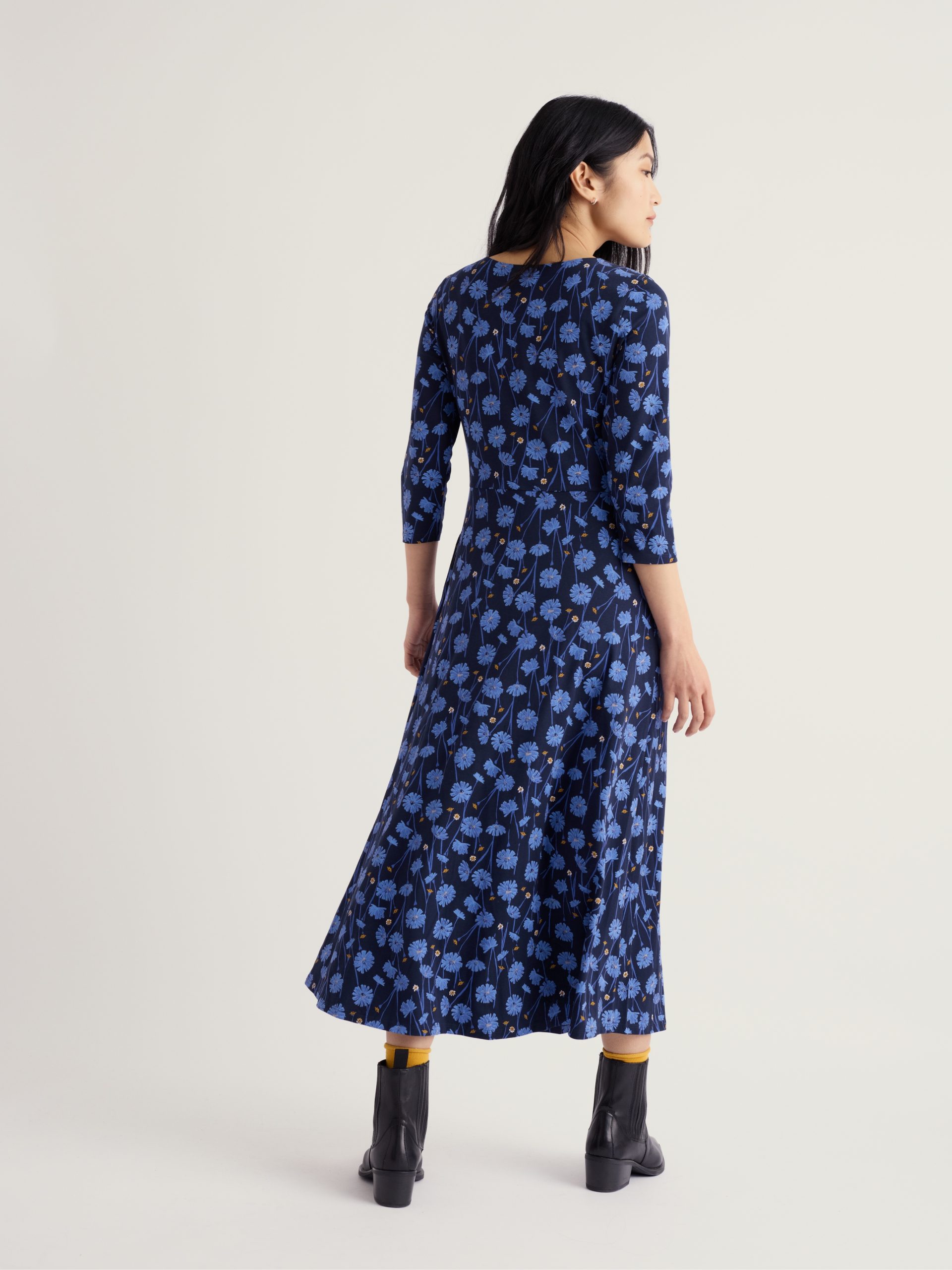 Seasalt Veronica jurk Dried Proteas Maritime donkerblauw met blauwe bloemenprint, midilengte en driekwartmouwen van biologisch katoen.